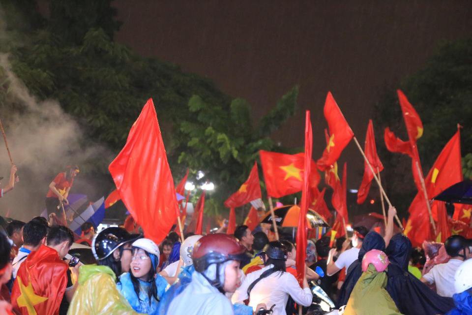 CĐV thắp lửa dưới mưa sau siêu phẩm của Minh Vương - Ảnh 7.