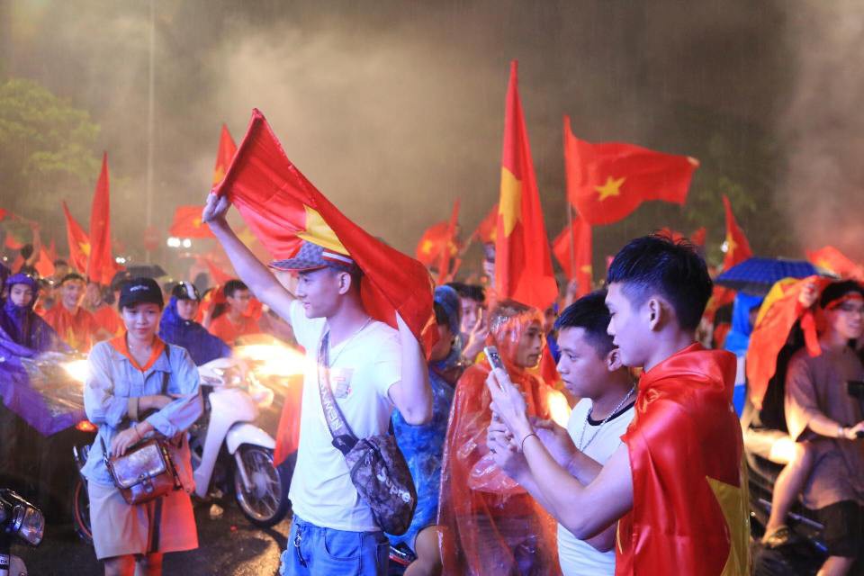 CĐV thắp lửa dưới mưa sau siêu phẩm của Minh Vương - Ảnh 10.