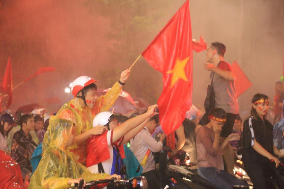 CĐV thắp lửa dưới mưa sau siêu phẩm của Minh Vương - Ảnh 13.