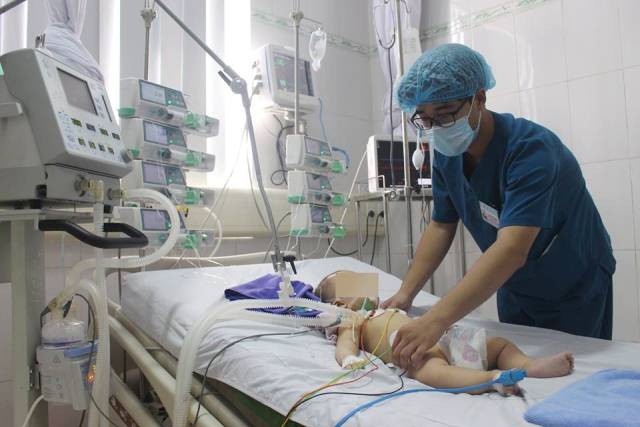 Bé trai 6 tháng tuổi nguy kịch sau khi được chữa “mở khoá đầu”