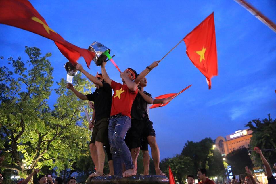 CĐV thắp lửa dưới mưa sau siêu phẩm của Minh Vương - Ảnh 19.
