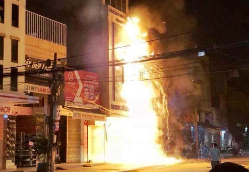 Cháy lớn trên phố sầm uất nhất Thanh Hóa, tân giám đốc công an tỉnh tới hiện trường
