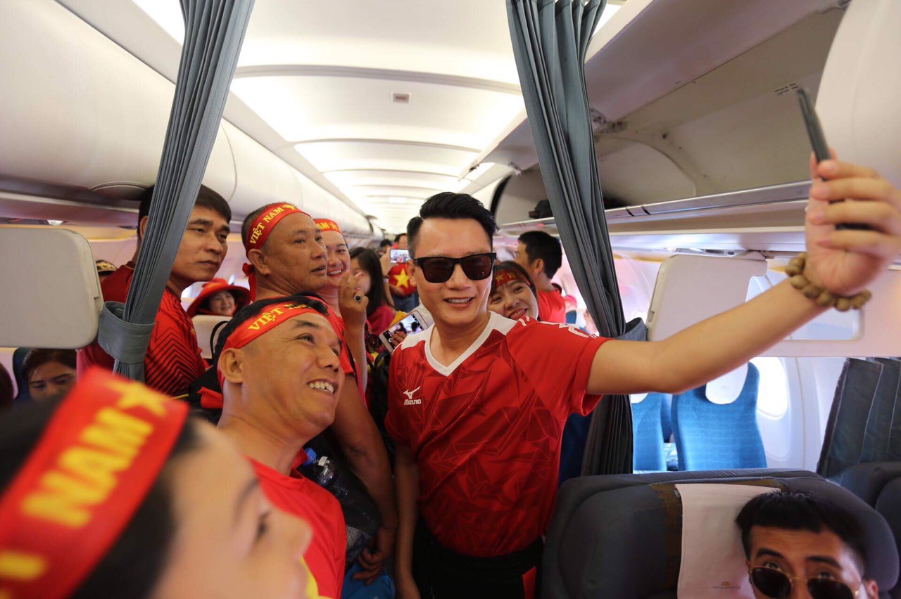 CĐV nhuộm đỏ c&aacute;c chuyến bay sang Jakarta tiếp lửa cho Olympic Việt Nam - Ảnh 20.