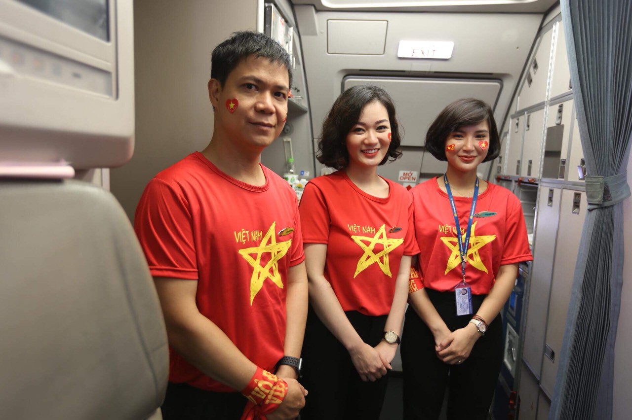 CĐV nhuộm đỏ c&aacute;c chuyến bay sang Jakarta tiếp lửa cho Olympic Việt Nam - Ảnh 21.