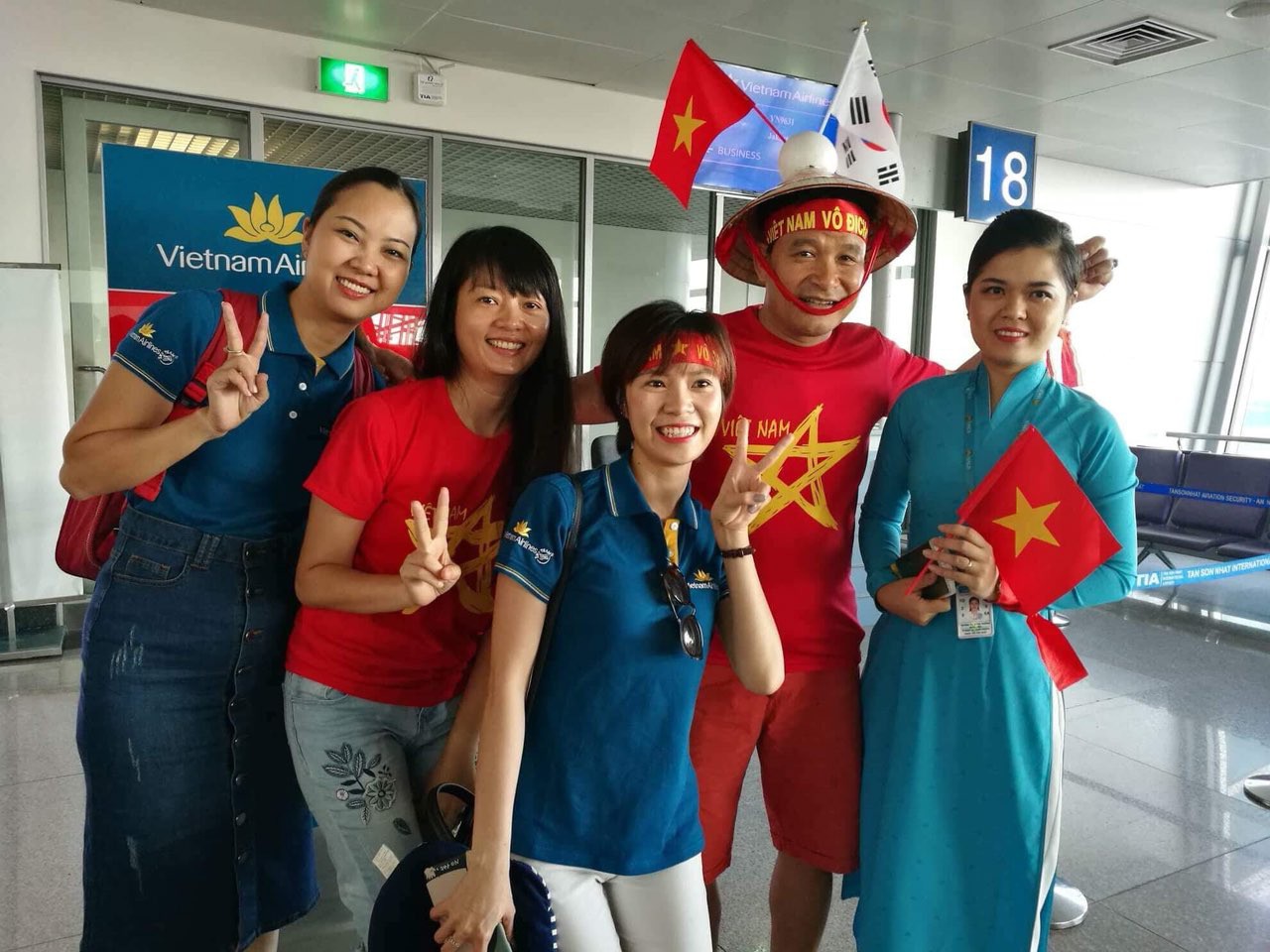 CĐV nhuộm đỏ c&aacute;c chuyến bay sang Jakarta tiếp lửa cho Olympic Việt Nam - Ảnh 22.