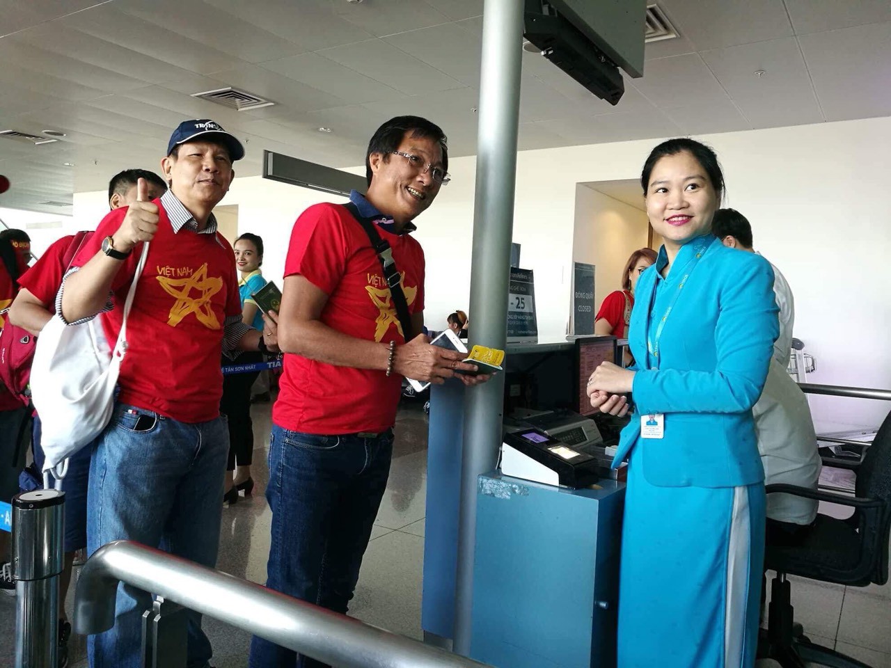 CĐV nhuộm đỏ c&aacute;c chuyến bay sang Jakarta tiếp lửa cho Olympic Việt Nam - Ảnh 23.