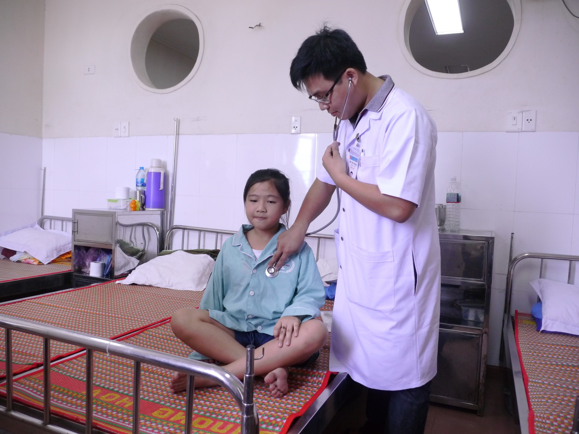 Vụ cô bé mắc bệnh “mồ hôi máu”: Chưa có phác đồ điều trị