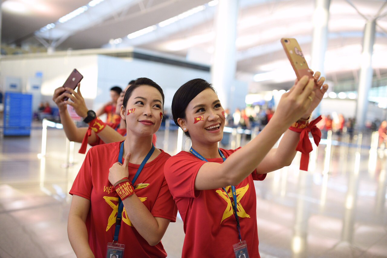 CĐV nhuộm đỏ c&aacute;c chuyến bay sang Jakarta tiếp lửa cho Olympic Việt Nam - Ảnh 4.