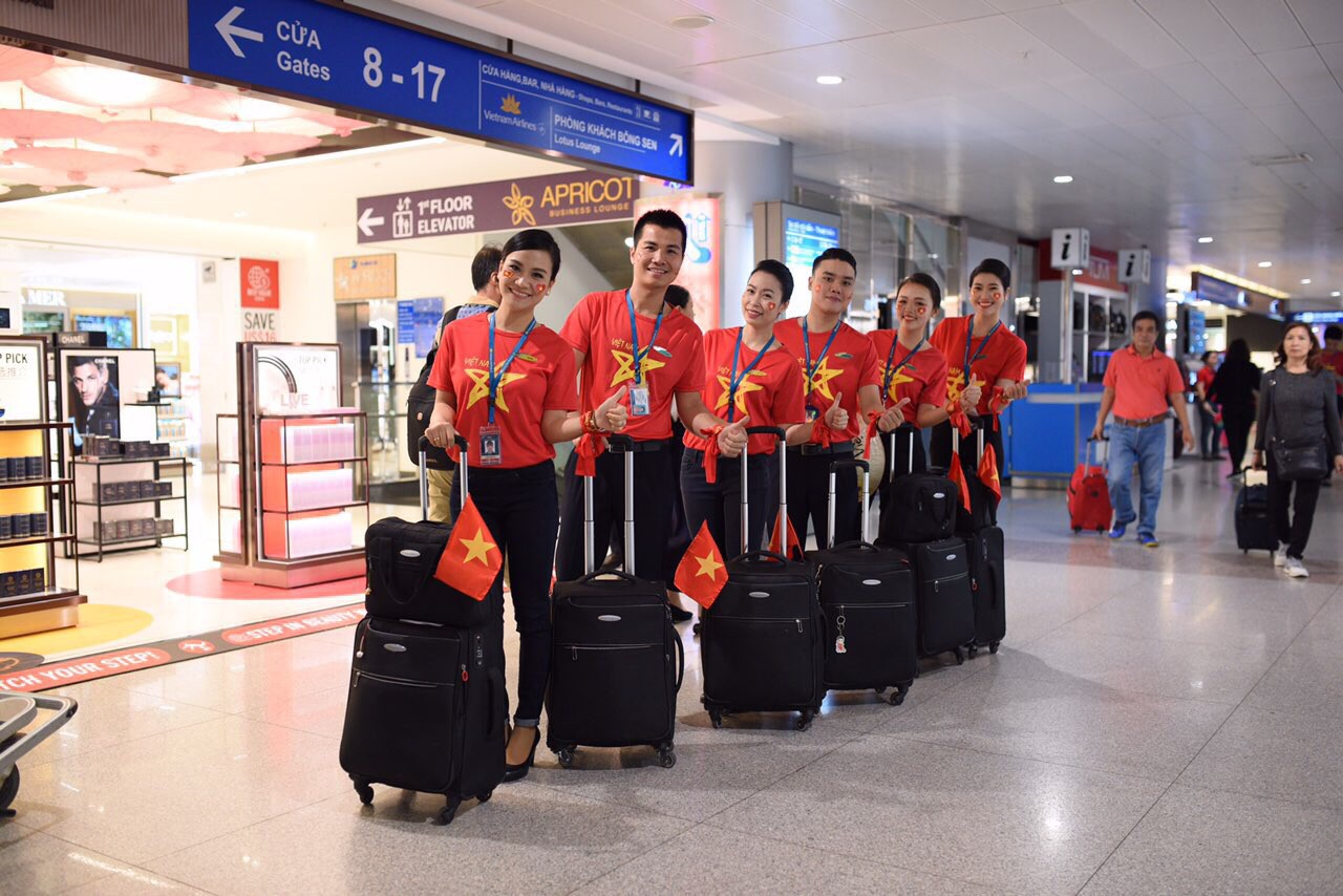 CĐV nhuộm đỏ c&aacute;c chuyến bay sang Jakarta tiếp lửa cho Olympic Việt Nam - Ảnh 11.