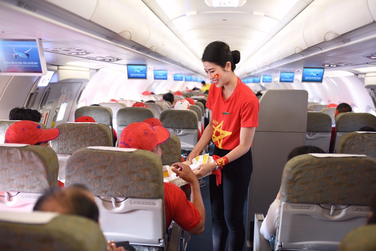 CĐV nhuộm đỏ c&aacute;c chuyến bay sang Jakarta tiếp lửa cho Olympic Việt Nam - Ảnh 12.