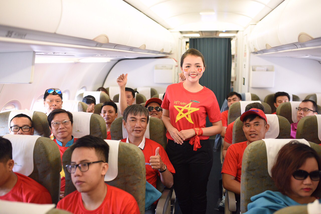 CĐV "nhuộm đỏ" các chuyến bay sang Jakarta "tiếp lửa" cho Olympic Việt Nam