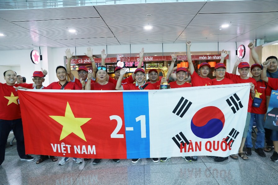 CĐV nhuộm đỏ c&aacute;c chuyến bay sang Jakarta tiếp lửa cho Olympic Việt Nam - Ảnh 27.