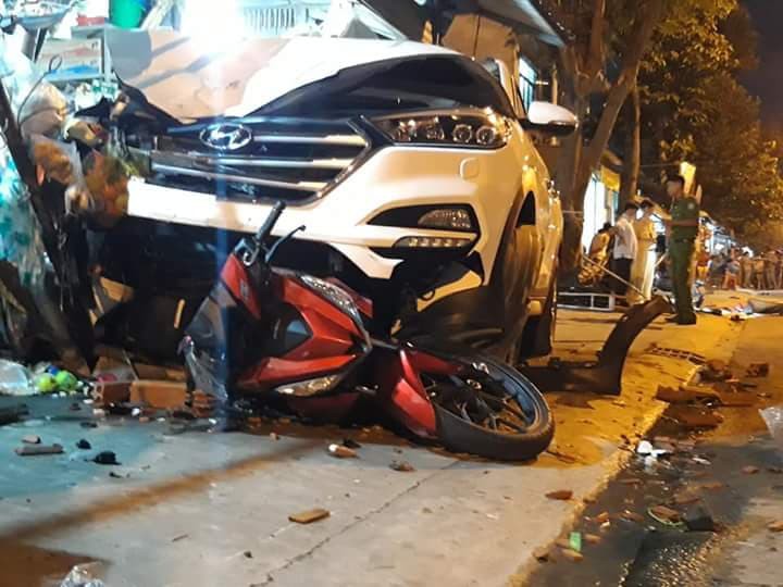 Tránh học sinh, ô tô tông 2 người chết, 4 người bị thương