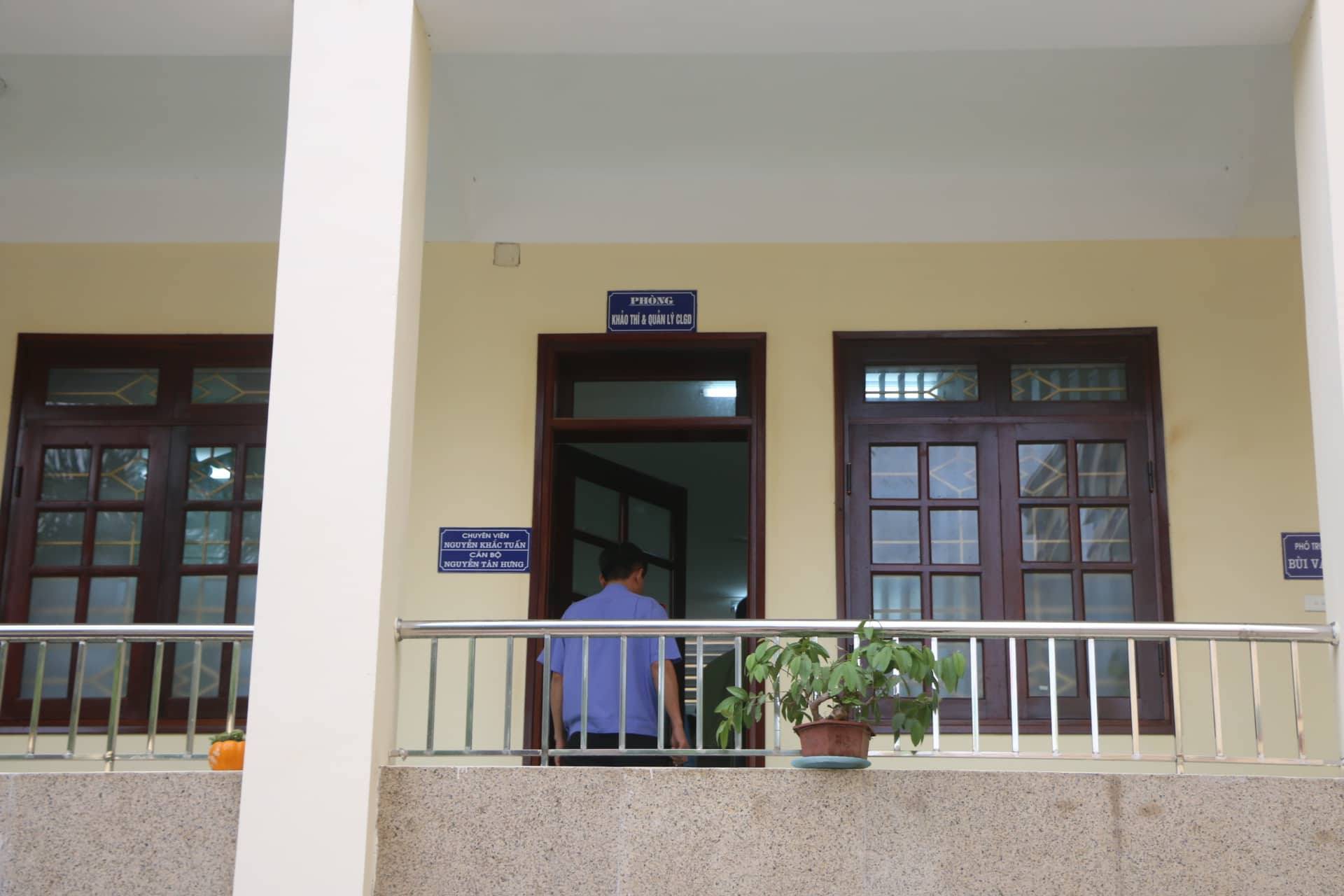 Gian lận điểm thi Hòa Bình: Lực lượng an ninh khám xét tại Sở GD-ĐT - Ảnh 8.