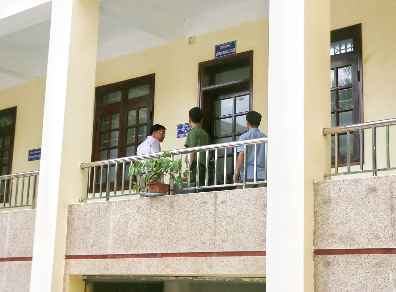 Gian lận điểm thi Hòa Bình: Lực lượng an ninh khám xét tại Sở GD-ĐT - Ảnh 9.