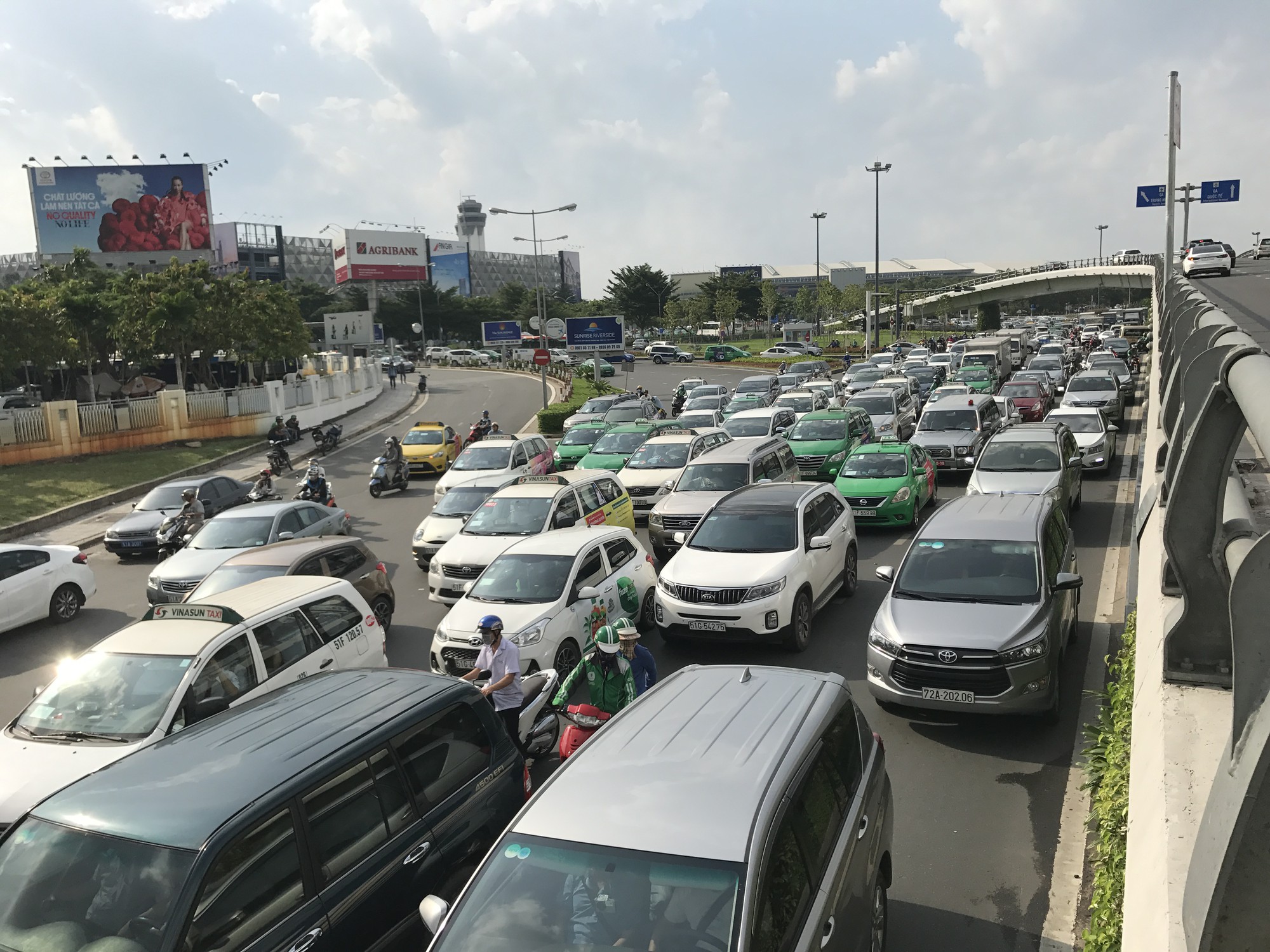 Không sự cố, giao thông cửa ngõ sân bay Tân Sơn Nhất vẫn rối loạn