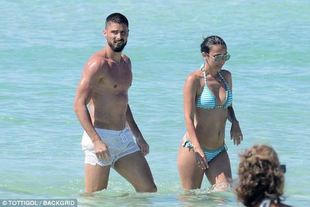 Giroud khoe cơ bụng 6 m&uacute;i khi nghỉ dưỡng với vợ - Ảnh 3.