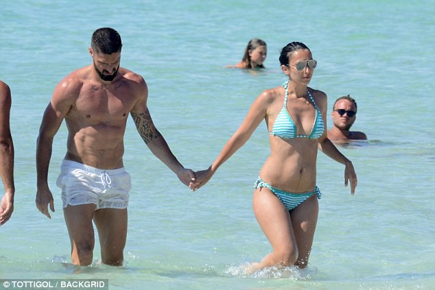 Giroud khoe cơ bụng 6 m&uacute;i khi nghỉ dưỡng với vợ - Ảnh 2.