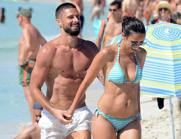 Giroud khoe cơ bụng 6 múi khi nghỉ dưỡng với vợ