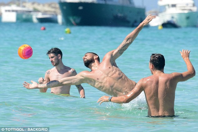 Giroud khoe cơ bụng 6 m&uacute;i khi nghỉ dưỡng với vợ - Ảnh 1.
