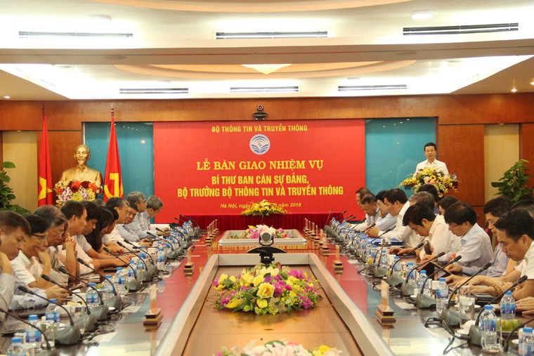Ông Nguyễn Mạnh Hùng và ông Trương Minh Tuấn ký bàn giao nhiệm vụ - Ảnh 3.