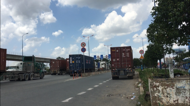 Container đỗ xe dưới lòng đường để... ăn trưa