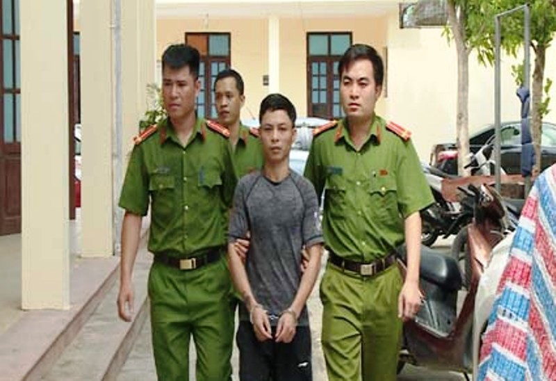 Bị bắt, côn đồ bảo kê máy gặt lúa ném “bom xăng” về phía công an