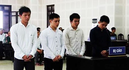 Mang hung khí đi chém người, nhóm thanh niên lĩnh án