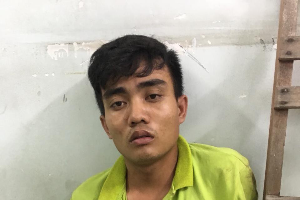 Tên cướp xe ôm bị chó nghiệp vụ tóm khi trốn trong đám lau sậy