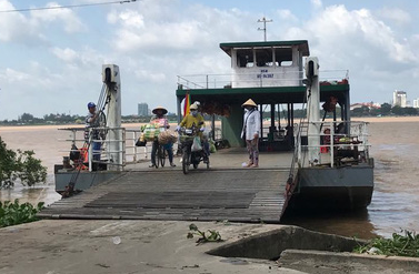Vì sao không khởi tố vụ bé gái lọt hố chết khi đi vệ sinh trên phà?