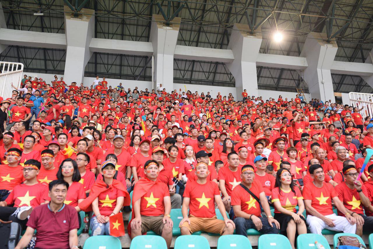 Cổ động vi&ecirc;n vẫn đổ x&ocirc; sang Indonesia ủng hộ Olympic Việt Nam - Ảnh 2.