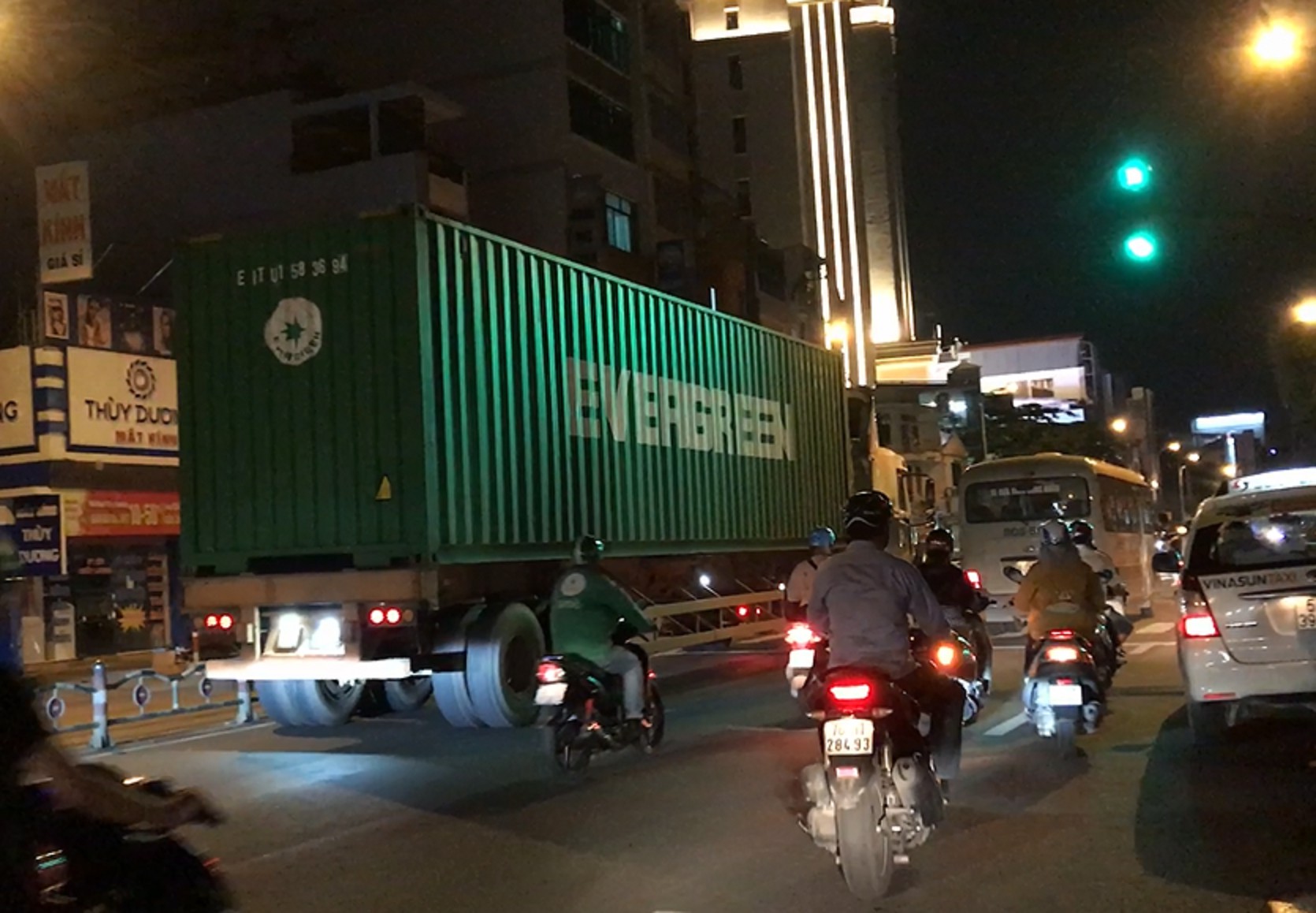Có nên cấm xe tải nặng vào nội đô?: Nên có nhiều giải pháp phù hợp