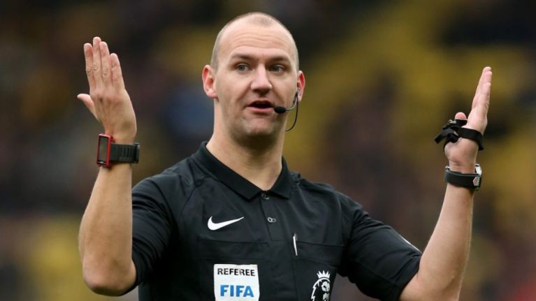 Giễu cợt người khuyết tật, trọng t&agrave;i Premier League bị sa thải - Ảnh 1.