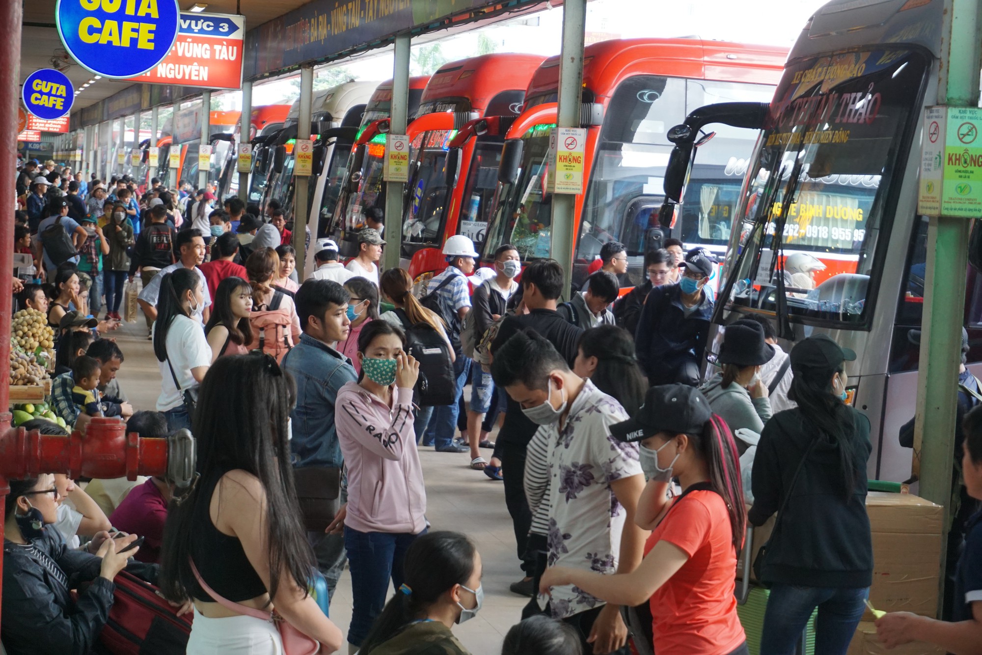 TP HCM: Dòng người ùn ùn đổ về bến xe để đi nghỉ lễ 2-9