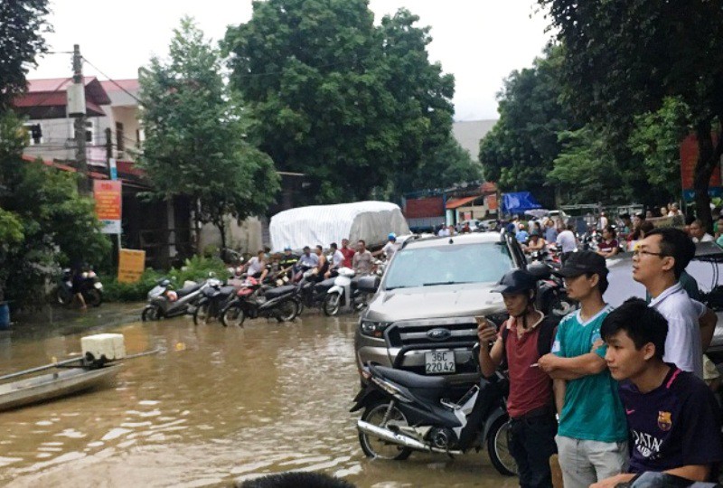 Lũ x&ocirc; đổ cầu treo, nước ngập l&ecirc;n tới n&oacute;c nh&agrave; - Ảnh 5.