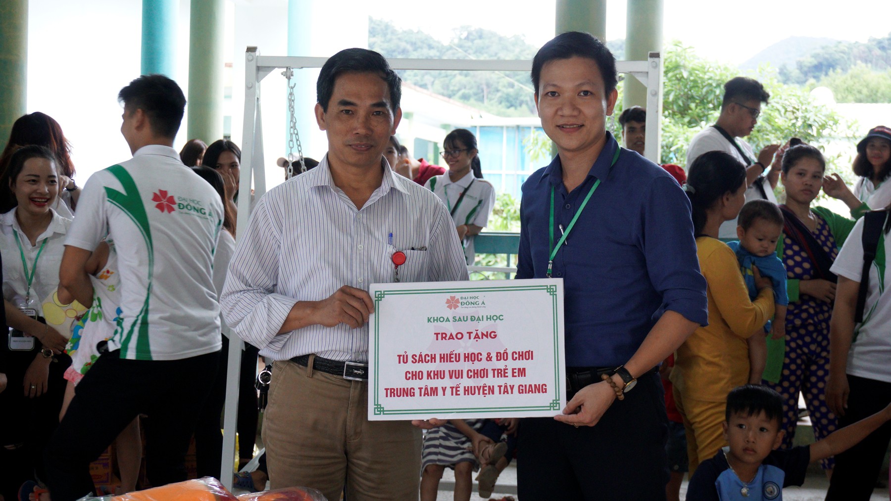 Tủ sách hiếu học dành tặng trẻ em khó khăn đón năm học mới - Ảnh 1.