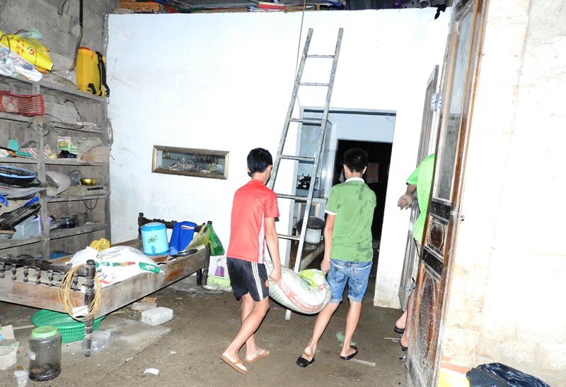 Lũ x&ocirc; đổ cầu treo, nước ngập l&ecirc;n tới n&oacute;c nh&agrave; - Ảnh 14.