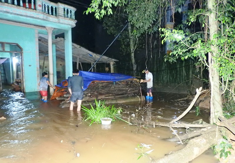 Lũ x&ocirc; đổ cầu treo, nước ngập l&ecirc;n tới n&oacute;c nh&agrave; - Ảnh 11.