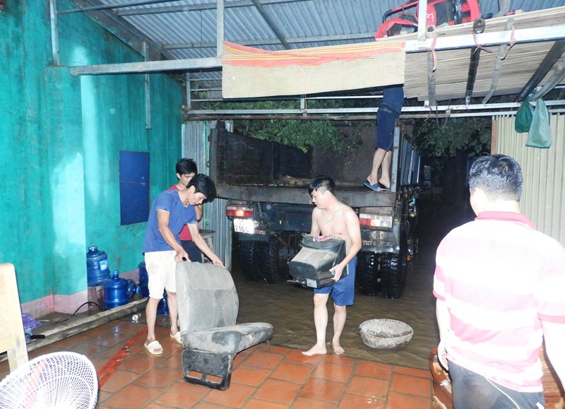 Lũ x&ocirc; đổ cầu treo, nước ngập l&ecirc;n tới n&oacute;c nh&agrave; - Ảnh 4.