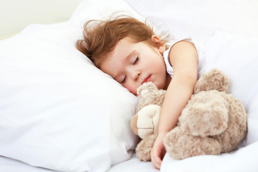 Bé 2 tuổi vã mồ hôi, tay chân cứng khi ngủ
