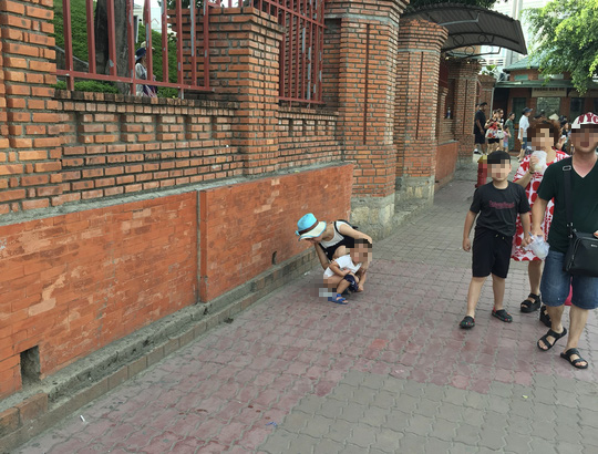Khách Trung Quốc cho con đại tiện ngay trước Tháp Bà Ponagar