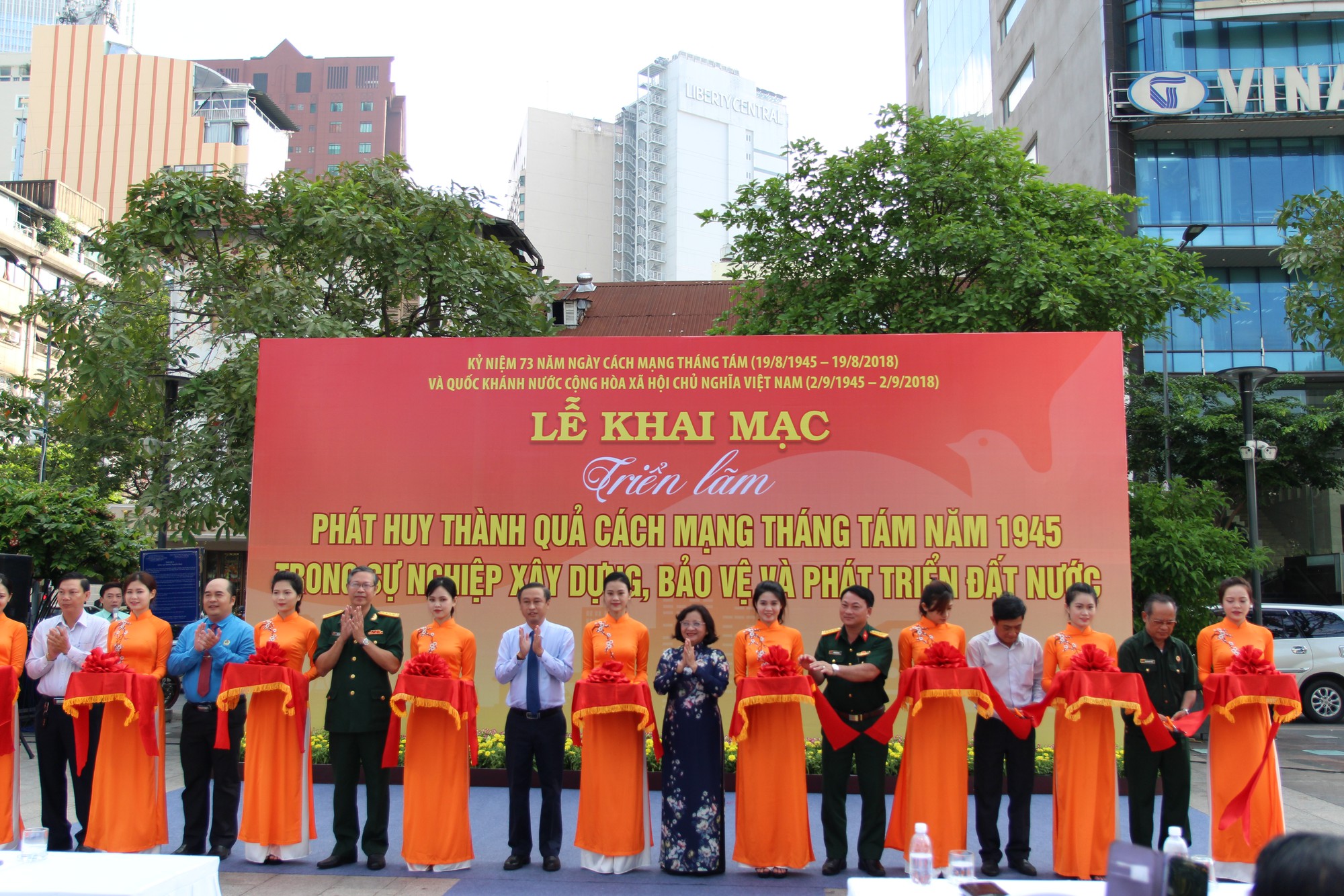 Triển lãm ảnh thành quả Cách mạng Tháng Tám - Ảnh 1.