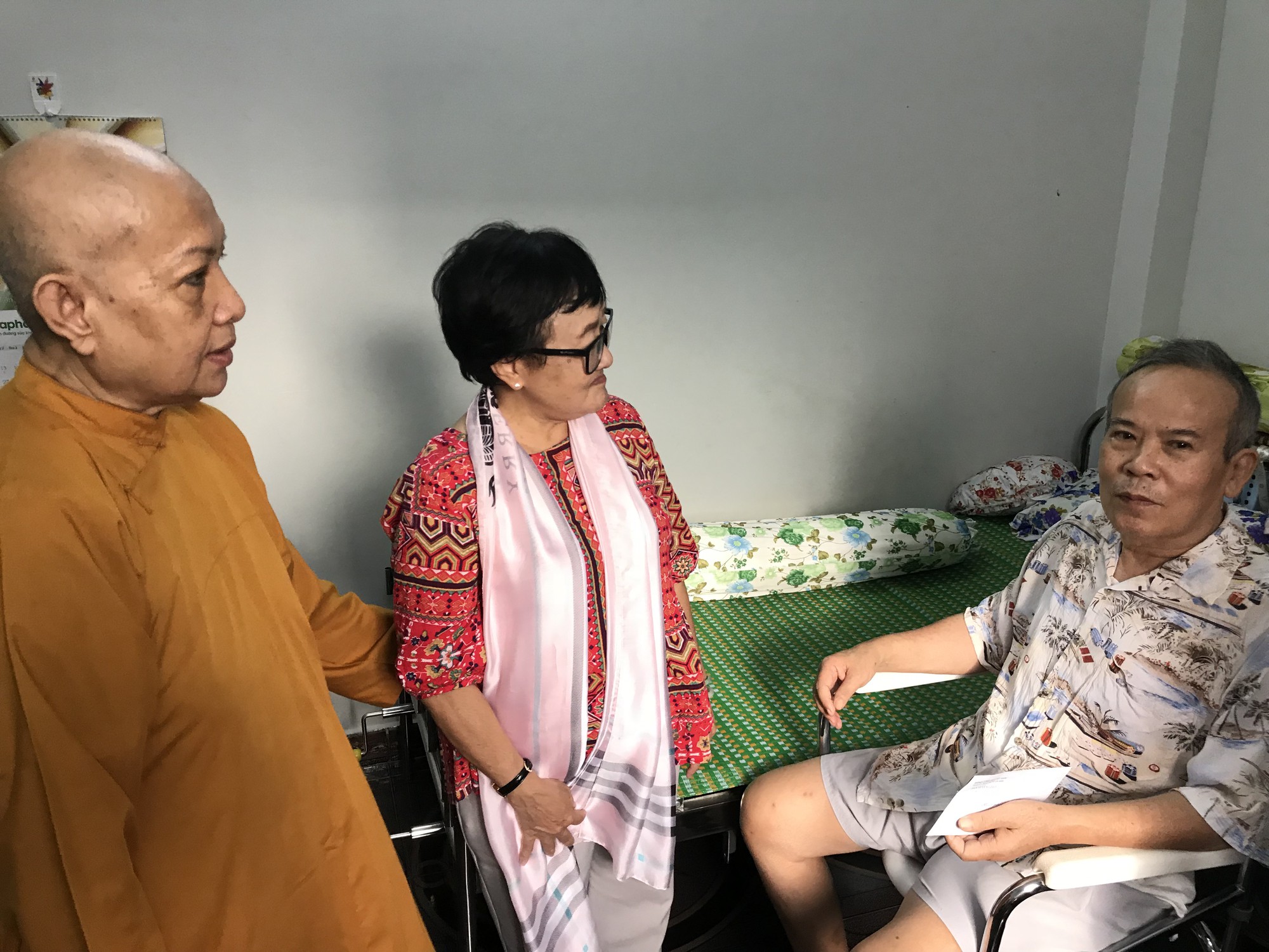 Cầu nguyện cho chồng, vợ NSƯT Giang Ch&acirc;u xuống t&oacute;c quy y - Ảnh 6.