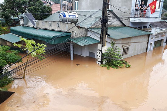 Lũ cuốn trôi hàng trong siêu thị, dân thi nhau lao ra vớt - Ảnh 3.