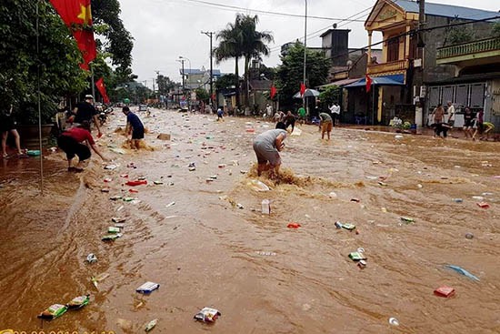 Lũ cuốn trôi hàng trong siêu thị, dân thi nhau lao ra vớt