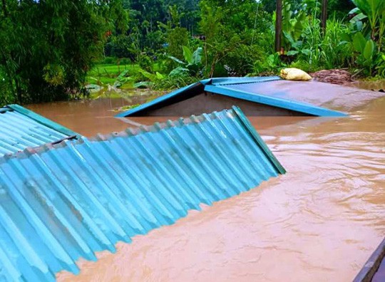 Lũ x&ocirc; đổ cầu treo, nước ngập l&ecirc;n tới n&oacute;c nh&agrave; - Ảnh 1.