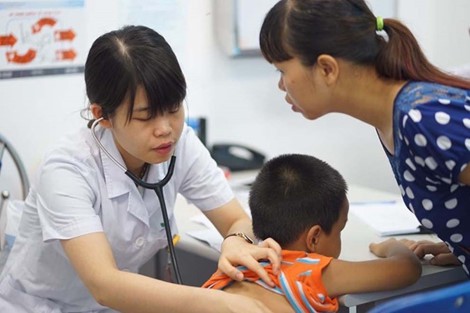 Trẻ sốt, khi nào mới cần đưa đi bệnh viện?