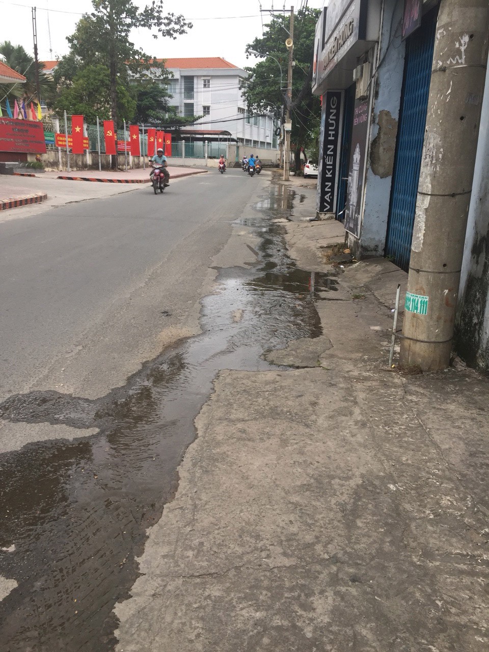 TP HCM: Dân bức xúc vì nước thải chảy tràn mặt đường