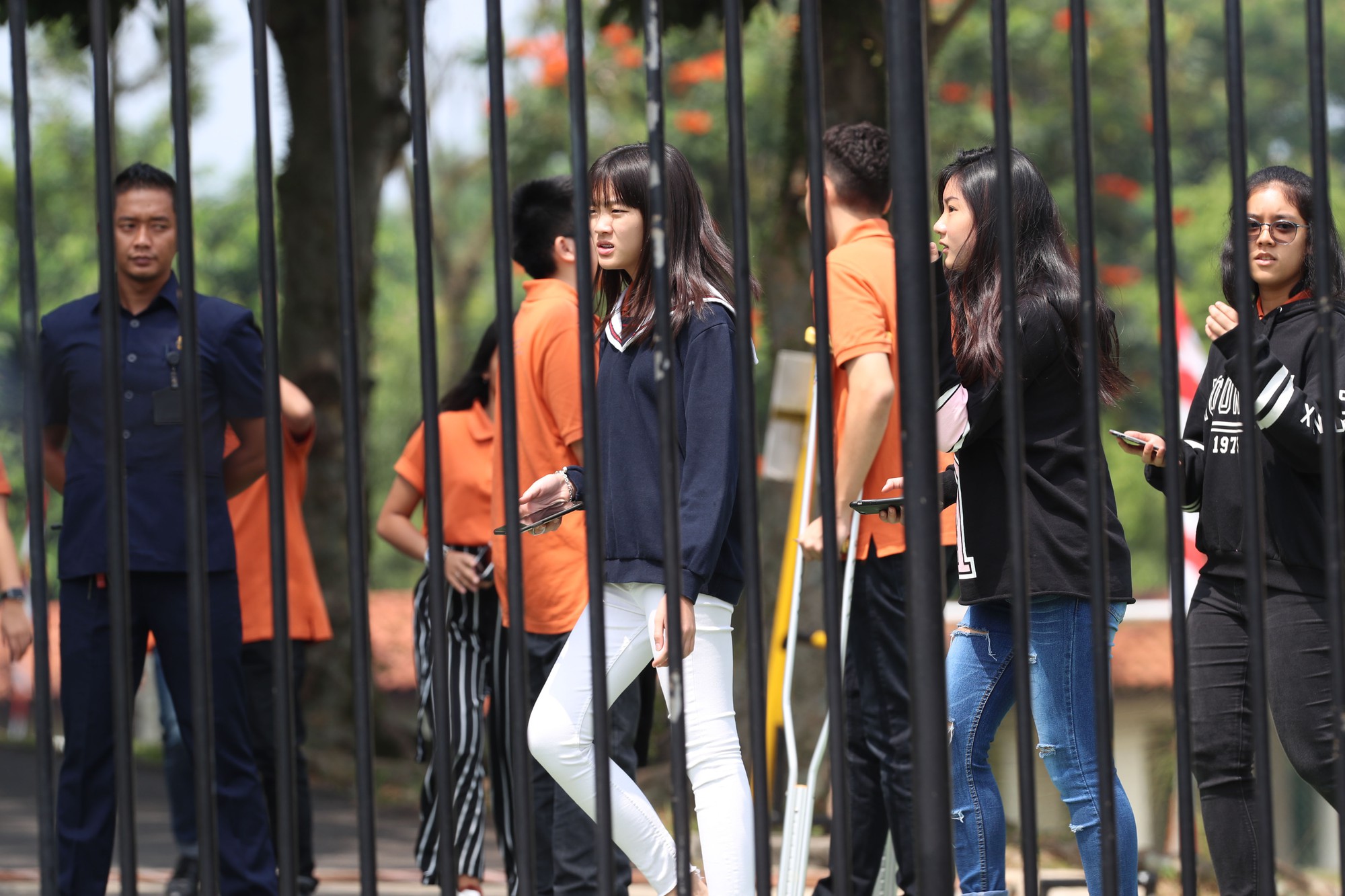 Chùm ảnh học sinh rủ nhau xem Olympic Việt Nam tập luyện - Ảnh 1.