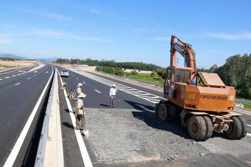 Cao tốc Đà Nẵng - Quảng Ngãi: Thảm nhựa lại đoạn bị bộ trưởng chê "lộc cộc"